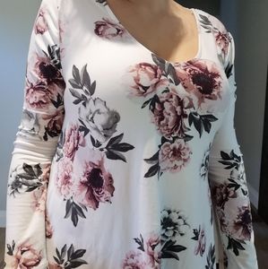 3/$25⭐Long sleeve detailed back floral top